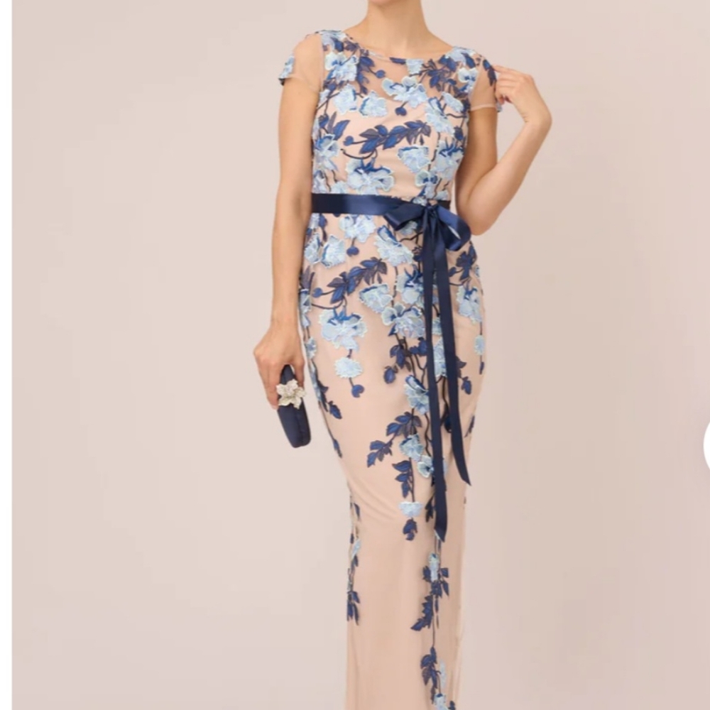 SHORT SLEEVE FLORAL EMBROIDERED GOWN WITH RIBBON TIE WAIST IN MIDNIGHT MULTI NUD